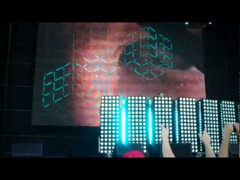 Fedde Le Grand - Amplifier vs. Walking On A Dream | UMF 2011