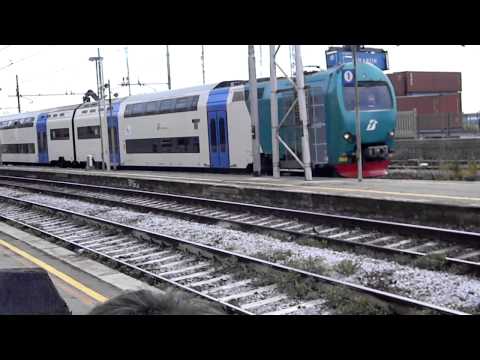 Annunci e arrivo TAF a Genova Voltri