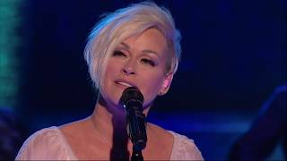 Lorrie Morgan Performs &quot;The End Of The World&quot; | Huckabee