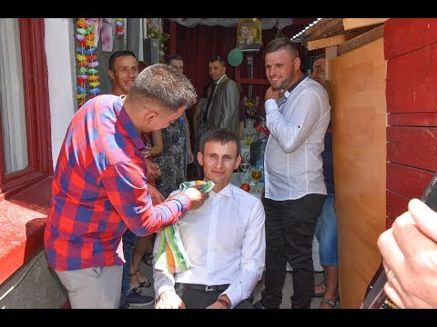 01 Traditii  nunta  -  Barbieritul mirelui in curte