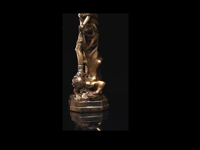 Vídeo relacionado con CAPRILO. Figura Decorativa Mitológica de Resina Bronce Arcángel San Miguel sobre Demonio Adornos y Esculturas. Mitología. Decoración Hogar Clásica. Regalos Originales. 7 x 3,50 x 11 cm.