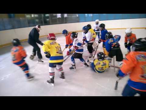 Czech Vikings trenér Myšák hraje hokejfotbal s dětmi