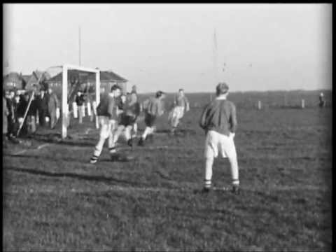 CVV Blauw-Wit Wormerveer voetbalwedstrijd in 1955