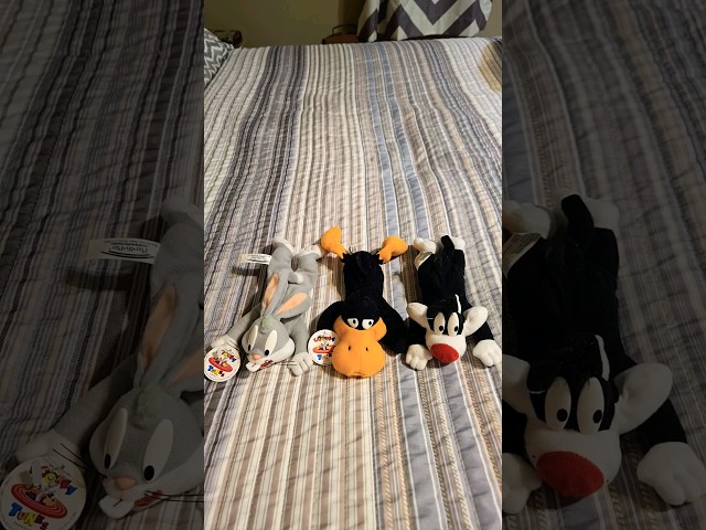 Vídeo relacionado con Play by Play Looney Tunes - Peluches Looney Tunes Sitting Calidad Super Soft (30cm, Bugs Bunny)
