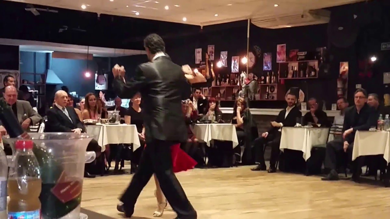 Gustavo Benzecry Sabá y María Olivera bailan Milonga