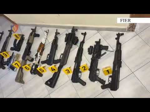 Top News - Zbulohet arsenal armësh në Fier / Bazë kriminale, 13 armë zjarri, silenciatorë, municione