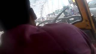 preview picture of video 'Auto Rickshaw got diverted while crossing Malviya Bridge'