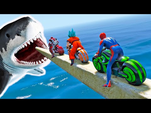 MOTOS COM HOMEM ARANHA e SUPER HERÓIS no MAR vs MEGA TUBARÕES - GTA V