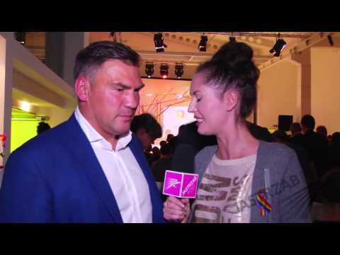 Dariusz Michalczewski najpierw patrzy na twarz, a później coraz niżej...