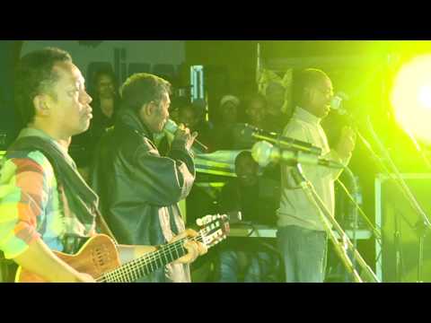 AZA TSAHOANA au Coliseum par Lolo SY Mahaleo