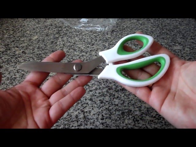 Vídeo relacionado con Asdirne Tijeras para Manualidades, Juego de 6 Tijeras Dentadas con Corte en Zigzag