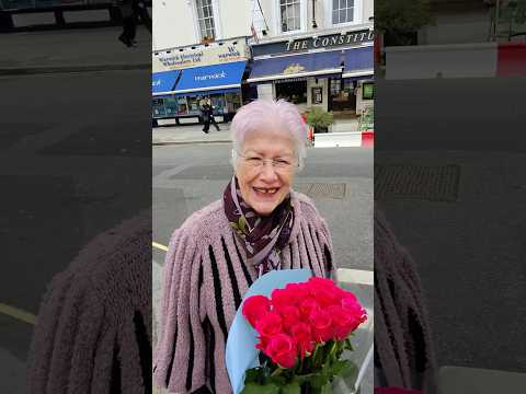 GIVING FLOWERS TO THE ELDERLY ❤️🌹 #flowers