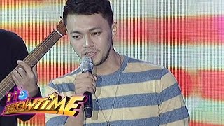 It&#39;s Showtime: Richard sings &#39;The Man Who Can&#39;t Be Moved&#39; on It&#39;s Showtime