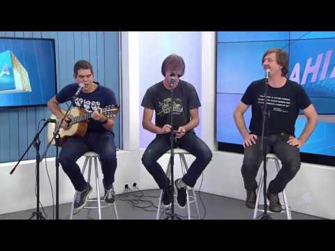 Bonfá se atrapalha ao tocar bateria pelo seu smartphone