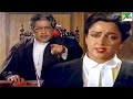कानून की किताब हाथ में लेकर बहादुरी से