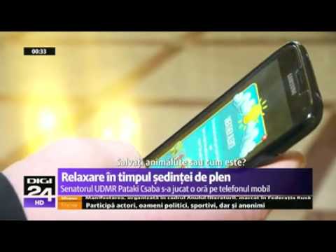 Relaxare în timpul ședinței de plen: un senator se joacă pe telefonul mobil