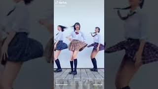 ミニスカで踊るとスカートがひらひらっと