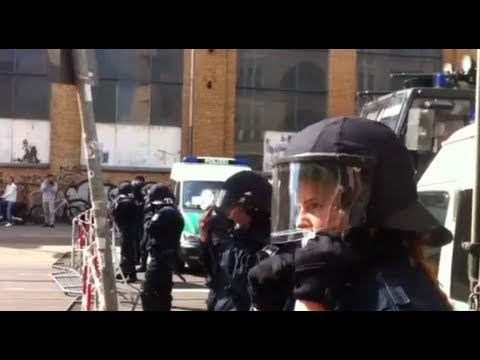 1. Mai 2013 in Berlin - Demonstranten treffen auf Polizisten