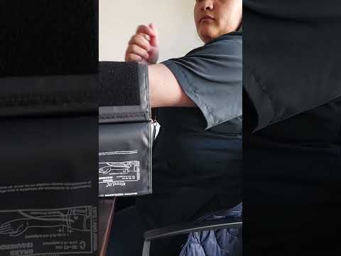 CÒMO PONER EL BRAZALETE DE UN TENSIÓMETRO