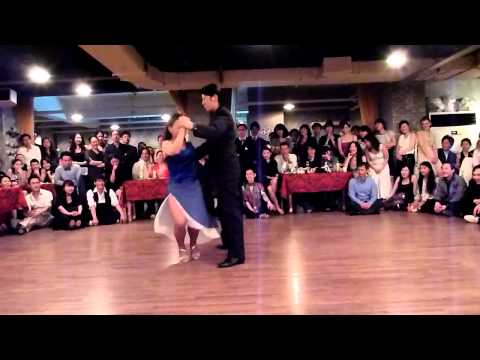  Noriko Tanada  and  Akiyoshi Tanada  are  dancing  to  the  tango  "  Loca  "  by  Juan D'Arienzo  at  Seoul Tango Festival  in  2011