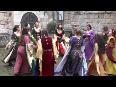 Die Hübschlerinnen des Verein Staufersaga e.V. tanzen "Gaudium" von Mazze in der Burg Wäscherschloss