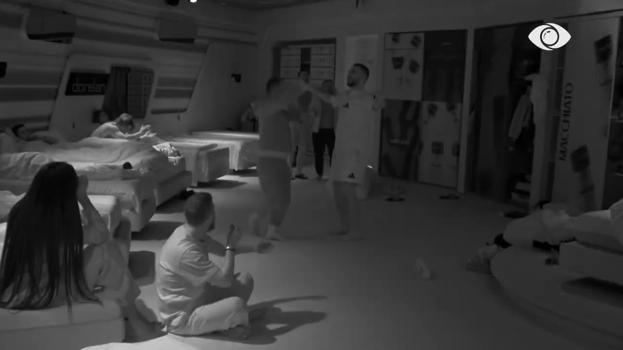“Moj biondinë me sytë e zi”/ Seno dhe Stenaldo vijojnë t’i këndojnë Kristit në vesh: Ra Kristi prej fikut…