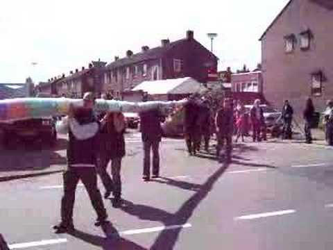 Mei Jongens arriveren met sierden