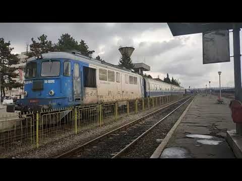 "Fluieroasa" 060-DA 60-0881-2 in actiune pe o vreme ploioasa in gara Baia Mare