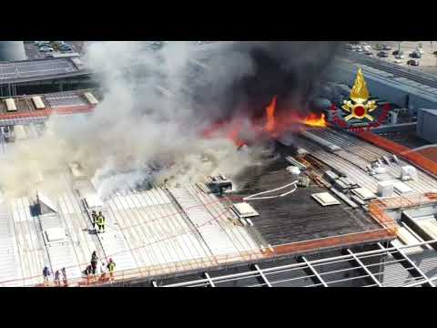 Incendio alla copertura del Centro Commerciali di Ponte a Greve