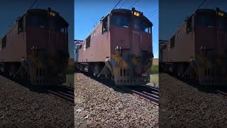 preview picture of video 'Fast Train spotting in South African Railways, electric unit pulling sleeper coaches.'