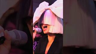 Sia STUNS the Crowd Singing “Chandelier” Live 😳🔥