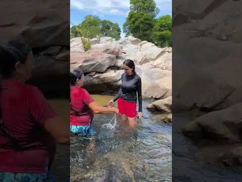 Dona Geralda e Josi Alves do sertão tomando banho no riacho do navio floresta Pernambuco.