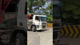 Download lagu Saking beratnya muatan, Truck Siba Surya sampai Nabrak beton pembatas Sitinjau Lauik mp3