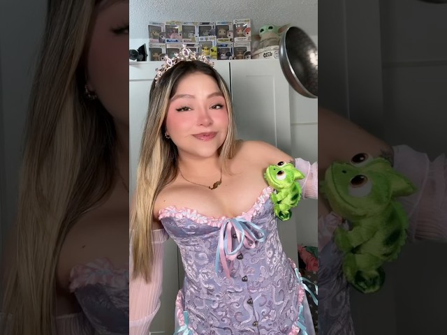Vídeo relacionado con ACWOO Disfraz Rapunzel Niña, Vestido Princesa de Dibujos Animados Con Corona y Varita, Soplo Tul Brillante, Para Halloween Fiesta Cosplay Cumpleaño, Morado, 110cm