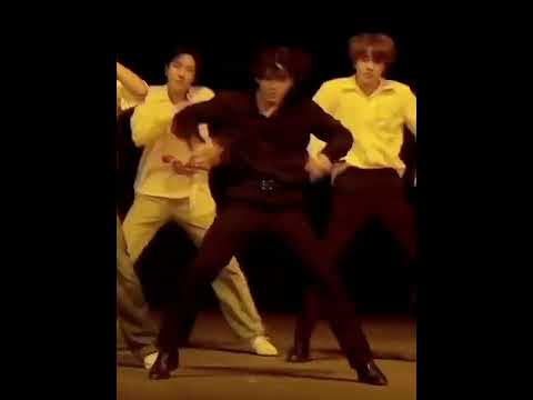 Jungkook’s head shakes “No More Dream” 🐰😳