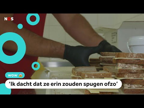 Kinderen eten broodjes die gesmeerd zijn door gevangenen