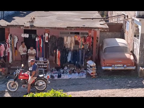 Recorriendo por las calles de Artemisa, Cuba.