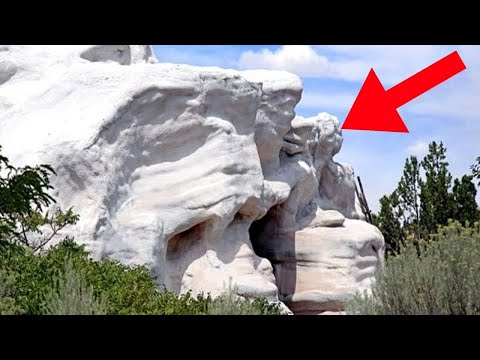 Sie lachten weil er in einem Stein leben wollte - Als sie eintraten waren sie schockiert!