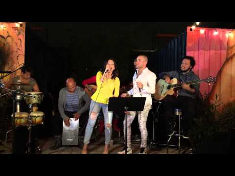 Ana Isabelle y Nacho cantando La Vida es Bella acustico en Miami