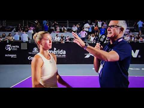 Camila Giorgi pronuncia unas palabras en pista en Merida 2023.