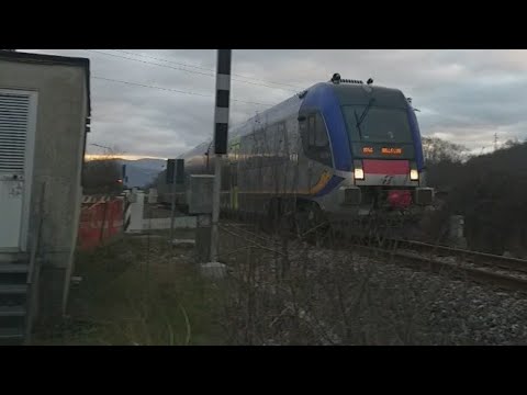 Atr220tr 009 Pesa Atribo Swing, transito al passaggio a livello di Pallerone + riprese Rometta