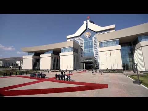 Chinese President Xi Jinping arrives at welcome ceremony, warmly greeted by Kyrgyz president