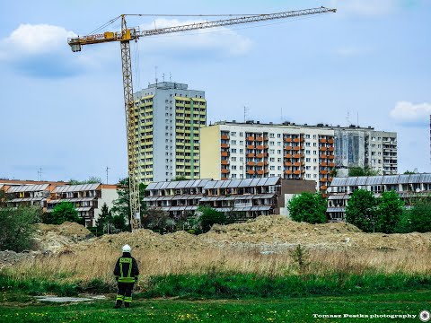 Przechylony żuraw wieżowy na terenie budowy