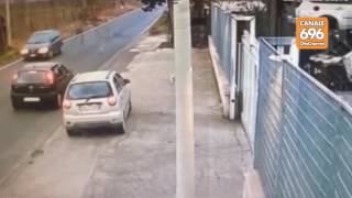 le-rubano-l-auto-e-la-trascinano-per-metri