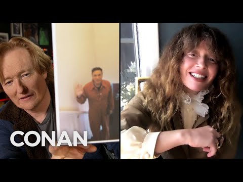 フレッド・アーミセンのジャンプスーツを着たナターシャ・ライアン - CONAN on TBS (Natasha Lyonne On Fred Armisen's Jumpsuits - CONAN on TBS)