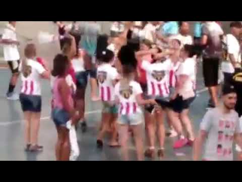 Torcida e Bateria do Manos FC invade a quadra na comemoração do titulo