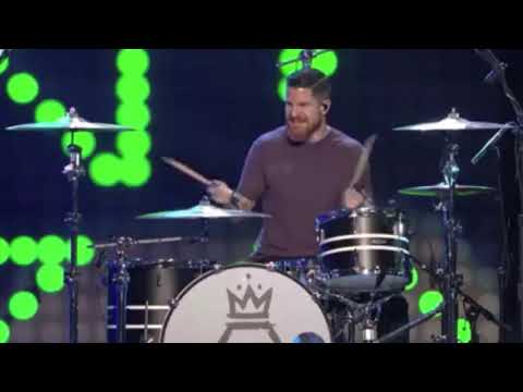 Andy Hurley: “Mensch gegen Drummer der Muppet Show”; wer gewinnt??
