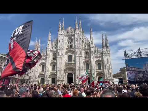 La folla canta "C'è solo un presidente" all'arrivo del feretro di Berlusconi al Duomo