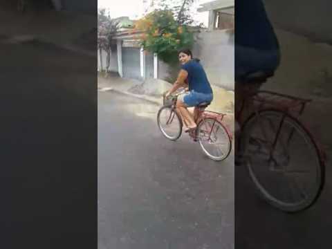 Minha mae andando de Bicicleta sera que ela caiu 😬😬