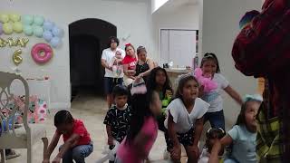 Payaso Pikorete Celebrando el Cumpleaños de Dariana en Orlando Fl Enano Gigante